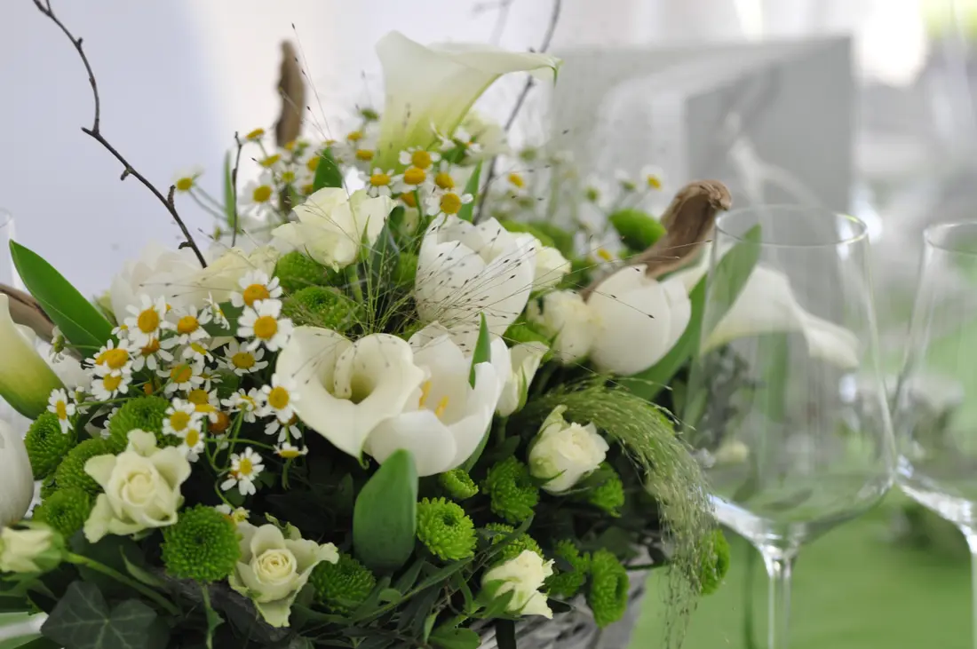 A white wedding bouquet of callas and roses
